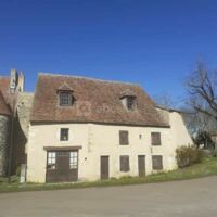 Grand gîte façade sur la place de l'église