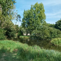 MAGNIFIQUE domaine arboré, vallonné, autour d'un étang, 13 ha de pleine nature,