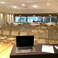 Conférence salle Ebihens vue mer
