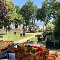 Buffet jardin de Beaussais vue mer
