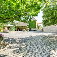 La cour pavée du Hameau / Barboron