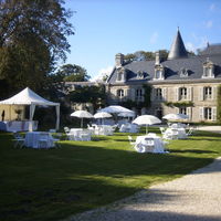 Cocktail devant le manoir