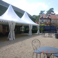 Cour intérieur avec barnum vu sur le gîte la demeure