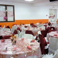 La salle décorée pour un mariage .