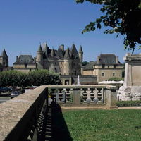 Le château et l'église vus de la place