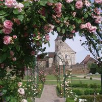 L'église vue de la roseraie.