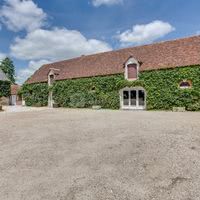 Cour de la ferme avec facade avant de la salle