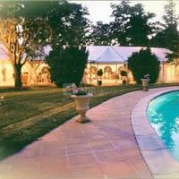 Le bassin et le chapiteau