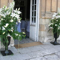 Décorations florales à l'entrée du château