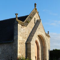 La grange dîmière du prieuré de Lavaray. Du XIIIème siècle, elle est classée Monument Historique