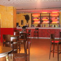 Salle du bas, bar avec tonneau