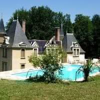 Le château de bonnevaux vu de la piscine