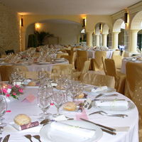 Dîner sous les arcades face au bassin