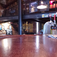 Vue du bar du rez de chaussé vers la mezzanine