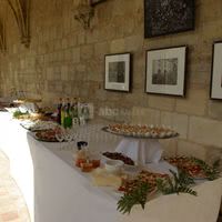 Buffet dressé dans le cloître @carole paris