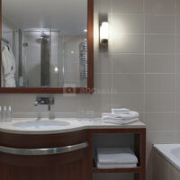 Salle de bain avec baignoire