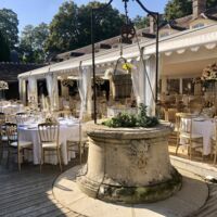 Chapiteau ouvert en été sur la Terrasse