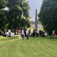 Rafraîchissement face au plan d'eau avec vue côté parc du Château d'Aunoy