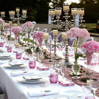 Tables dressées sur la terrasse
