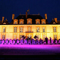 Façade éclairée du château