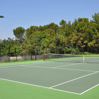 Le tennis de Le Mas de So au pied du champ des lavandes et du bois