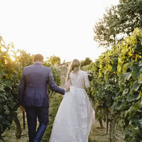 Mariage dans le Domaine Le Mas de So : arrivée des mariés entre les vignes