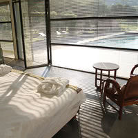 Chambre Jasmin du Mas de So avec vue sur la piscine et les vignes