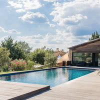La piscine chauffée du Mas de So avec vue sur les vignes et le champs d'oliviers