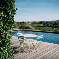 La piscine chaufée du Mas de So entre jasmins et vignes