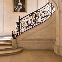 Grand escalier donnant dans l'entrée du château