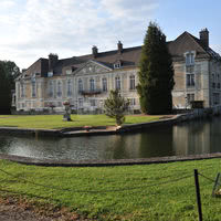 Façade et douves en eau