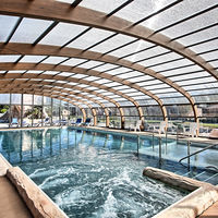 Piscine couverte chauffée ouverte d'avril à septembre/ Camping des Portes du Beaujolais