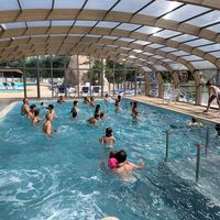 Piscine couverte chauffée ouverte d'avril à septembre/ Camping des Portes du Beaujolais