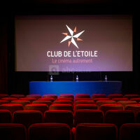 Table de conférence sur scène