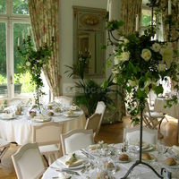 Salon gris , décor chandeliers