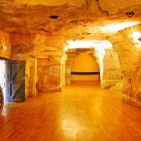 Magnifiques salles taillées dans la roche