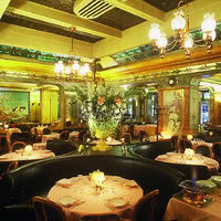 Salle centrale de restaurant