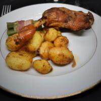 Confit de canard et ses pommes à l'ancienne et fagot de haricots verts
