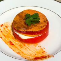 Mille-feuille de patates douces et tomates, chèvre fermier et son coulis de poivrons