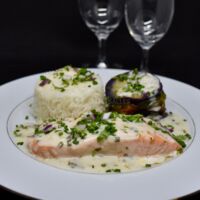 Pavé de saumon à la ciboulette riz pilaf et millefeuille de légumes