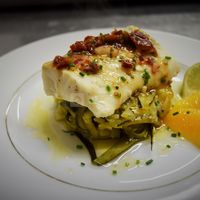 Dos de Cabillaud, tagliatelle de courgette à la menthe, vierge d'agrumes et tomates sechées