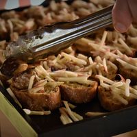 Animation pépites de foie gras flambées au Calva sur lit de pommes
