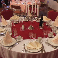 Presentation de table carré ivoire et bordeaux