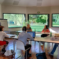 Salle de réunion, vue sur parc et étang