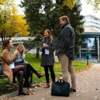 Pause café dans le parc en face du centre des congrès