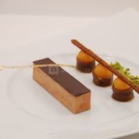 Foie gras de canard, cacao amer, vinaigrette passion, chutney de raisins