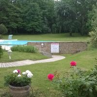 Aux abords de la piscine
