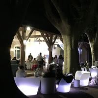 Salon de jardin devant les terrasses des salles