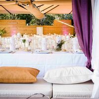 Espace sous les parasols