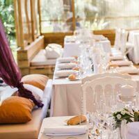 Espace sous les parasols